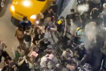 Carnaval: Decenas de personas disfrutan del feriado sin mantener la distancia de dos metros.