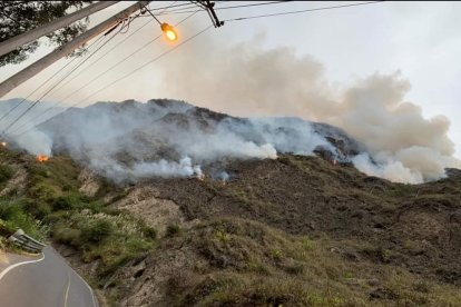 Por aire y por tierra trataban de controlar los incendios