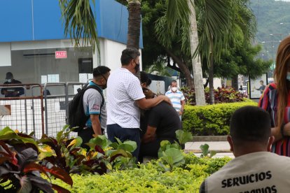 Parientes de la víctima llegaron al Laboratorio de Criminalística para retirar su cuerpo.