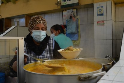 Por más de 50 años, Etelvina García vende varios platos tradicionales, como el yahuarlocro.
