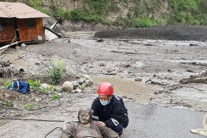 Momentos en que los bomberos rescataban a María del Carmen Yánez, de 82 años.