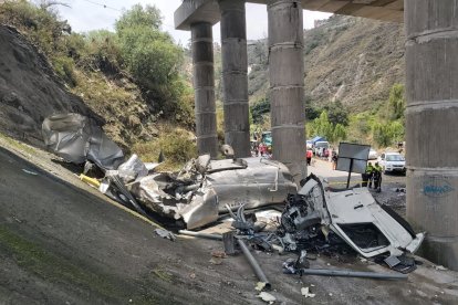 Entre las partes del camión también estaban algunos restos del chofer.