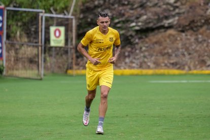 Carlos Garcés, trabajando en pleno Carnaval para el partido ante el Manta.