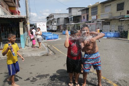 En las calles Colón y la 22 celebraron al máximo el carnaval, donde no faltaron las piscinas.

PERIODISTA : JOSE PIZZA 

FECHA : 16/02/2021 

Agencia (ag-extra)