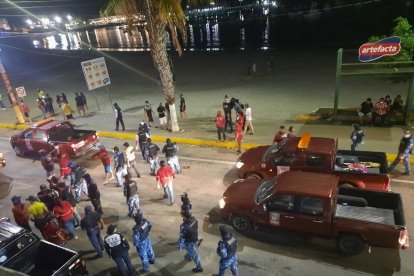 Con seis camionetas, los agentes retiraban a los turistas del malecón de Salinas.