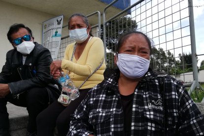 La madre de la víctima (der.) pide a las autoridades que encuentren pronto al responsable del crimen de su hijo.