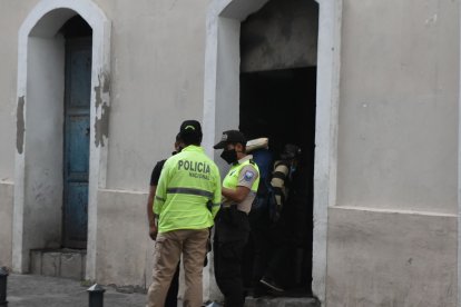 Los policías recogen versiones de los moradores y transeúntes.