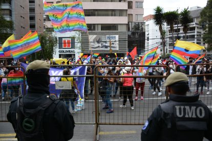 Centro de mando del CNE donde ingresan los resultados de las elecciones 2021 lucieron resguardadas con militares y policias ya que en las afueras simpatizantes de el candidato Yaku Perez se aglomeraron en las afueras del Centr de mando, Diana Atamaint y Enrique Pita dan sus reacciones acerca de como sigue el conteo de votos.