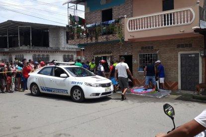 El cadáver quedó tendido en la entrada de la puerta de su casa.