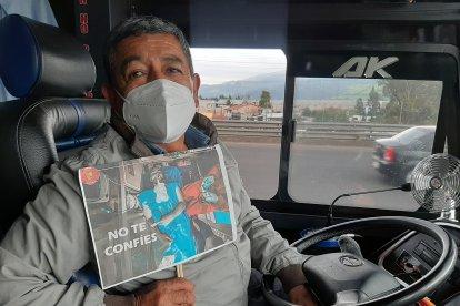 Uniformados recorren el cantón con carteles para frenar al coronavirus.