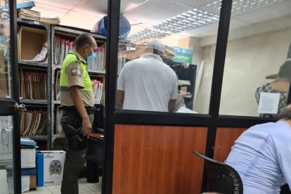 El sospechoso (con gorra) fue detenido en el despacho del fiscal que investiga el caso.