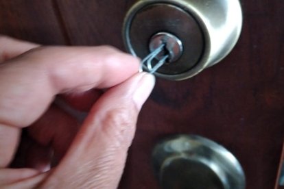 Por un lado parece un sujetador común, pero al otro le han hecho una especie de gancho.