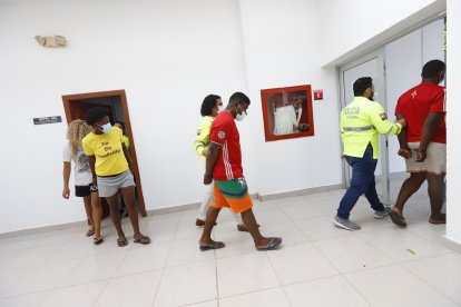 Cinco personas fueron detenidas para investigaciones, entre ellas dos mujeres.