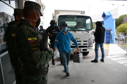 Las dosis llegaron bajo un estricto control al hospital Padre Carollo, sur de la ciudad.