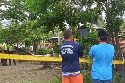 La policía y curiosos se hicieron presentes en el sitio del crimen.