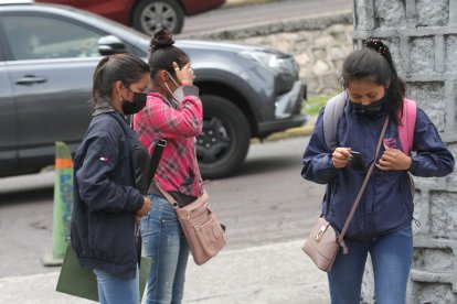 Las parientes de la víctima llegaron a la morgue de Quito para retirar el cuerpo y llevarlo a Lago Agrio.