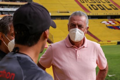 Gustavo Alfaro DT de la Tri conversando con Fabián Bustos entrenador del Barcelona.