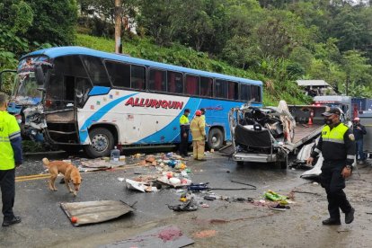 Los pasajeros de la buseta quedaron tendidos sobre la calzada, al igual que sus pertenencias y alimentos.