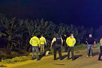 Los dos ciudadanos fueron sorprendidos mientras circulaban en moto.