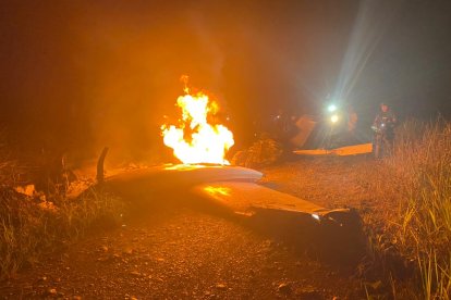 La avioneta se incendió luego del suceso y se investiga si lo causaron los mismos tripulantes luego de abandonar la nave.