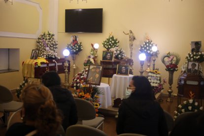 Al velorio de la joven llegaron decenas de amigos y familiares. Tuvieron que ingresar por grupos para la velación.
