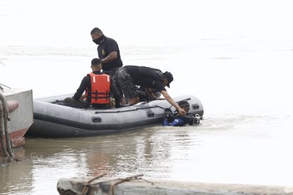Agentes buscaban al joven en el caudal.