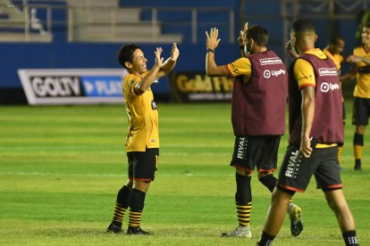 Matías Oyola como si nada a sus 38 años sigue haciendo feliz a la hinchada amarilla.