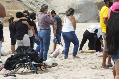 Familiares se mantienen día y noche esperando que aparezca el cuerpo.