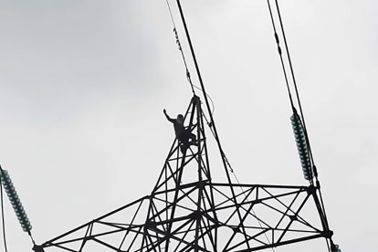 Cristian Estrella escaló una torre eléctrica para intentar suicidarse.