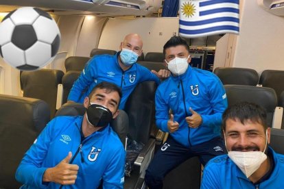 Los jugadores y cuerpo técnico viajaron optimistas  a suelo uruguayo.