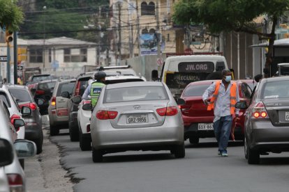 La falta de parqueos obliga a los conductores a formar doble columna.