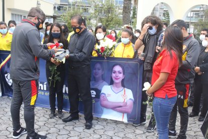 El DT Samy Ariza le entrega al padre de Anahí el uniforme con el que ella jugó su último partido.
