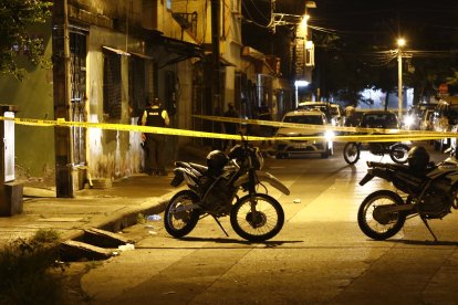 Los agentes cercaron la zona donde ocurrió la balacera.