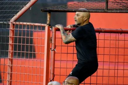 Jorge Sampaoli fue expulsado y tuvo que ver lo que quedada del encuentro entre Atlético Mineiro y Recife colgado desde el alambrado.