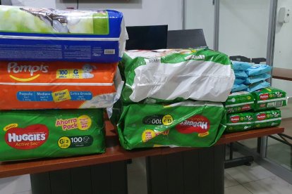 Las pacas y pequeños paquetes de pañales recuperados por la Policía.