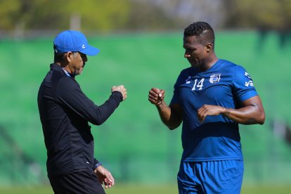 El estratega Héctor Altamirano (i) está a gusto con la presencia del ecuatoriano Antonio Valencia.
