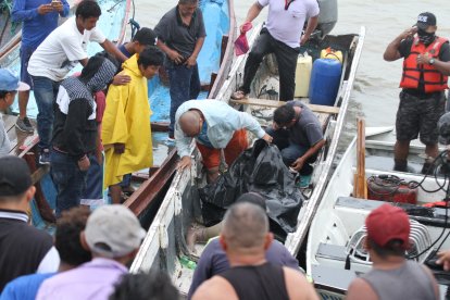El cuerpo fue sacado del agua y llevado a la orilla en una canoa. Su padre fue al lugar para corroborar que era su muchacho.