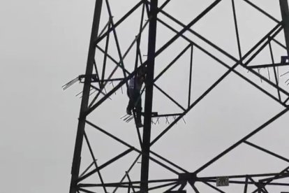 Trepó a una torre de la ciudadela 6 de Julio, al oeste del cantón El Triunfo.