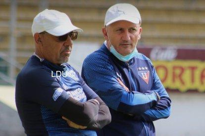 El técnico Pablo Repetto (d) todavía no puede contar con los dos refuerzos que sumó a Liga de Quito.