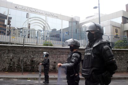 Los exteriores del Consejo Nacional Electoral, en el norte de Quito, permanecen resguardados ante el anuncio de movilizaciones.