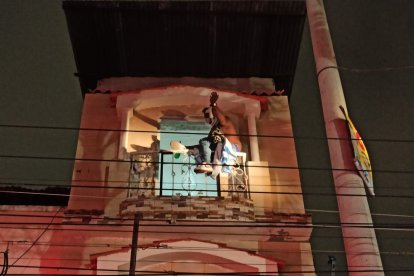 Instantes en que el hombre pretendía tirarse hacia la calle desde el departamento que alquila.