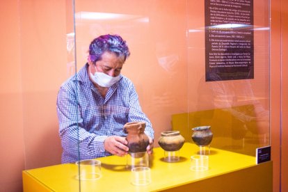 Edwin Aguirre, director del museo de Pastaza, cuida de cada pieza arqueológica.