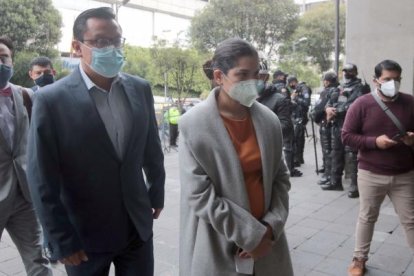 La presidenta del CPCCS, Sofía Almeida, y el consejero David Rosero presentaron el informe en la Fiscalía.