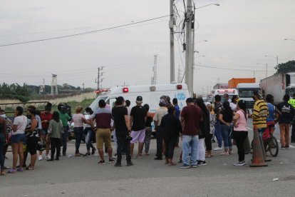 Allegados de privados de libertad continuaron presentes en el reclusorio de la zona 8, en el norte de Guayaquil.