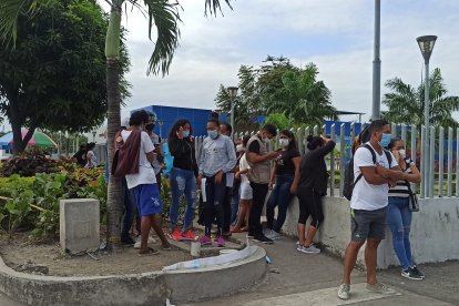 amiliares de los privados de libertad en los exteriores del Laboratorio de Criminalística.