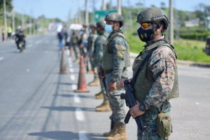 Los exteriores del centro penitenciario permanecen con resguardo militar.