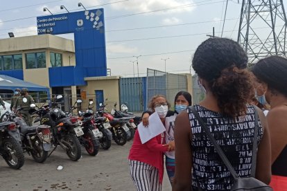 Parientes de los reos pregrinan en las afueras del penal de Guayaquil, a la espera de información.