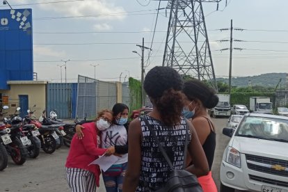 Los familiares de los reos llegaron a la cárcel de Guayaquil para tener información de sus parientes.