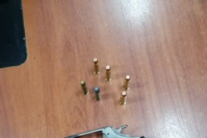 El capturado tenía un revólver calibre 38 milímetros en su poder, con seis proyectiles.