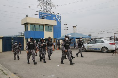 Militares en los exteriores de la Penitenciaría del Litoral en Guayaquil.